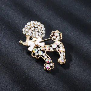 Vue détaillée d'une broche caniche avec des strass brillants clairs et irisés