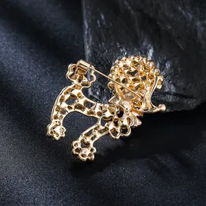 Détail de la structure arrière et du fermoir de la broche caniche dorée pour vêtement.