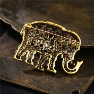 Vintage bronzen olifant speld voor herenpakken, gedetailleerd reversaccessoire.