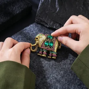 Premium vintage gouden olifant broche met groene edelstenen voor herenpak accessoire.