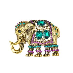 Elegante vintage goudkleurige olifant broche met groene en paarse kristallen chic