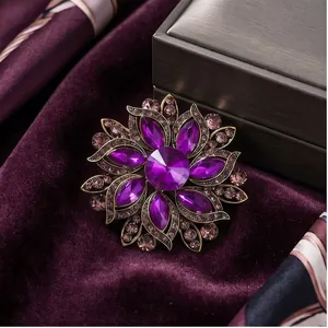 Vintage lila Kristall Blumenbrosche auf Samt für ein elegantes Mantel-Accessoire