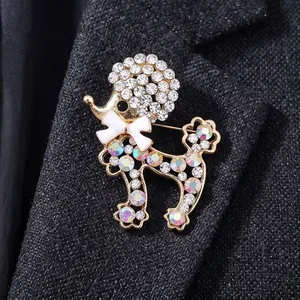 Broche caniche dorée scintillante avec strass colorés sur le revers d'une veste sombre
