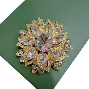Antike goldene Kristall-Blumenbrosche mit klaren Steinen für elegante Mäntel.