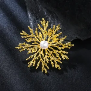 Vintage Alloy Snowflake Brooch Elegant Pearl Corsage Luxury Chic Coat Accessories Women Fashion Jewelry