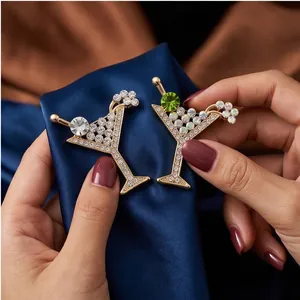 Elegantes broches de aleación con forma de copa de cóctel y diamantes de imitación