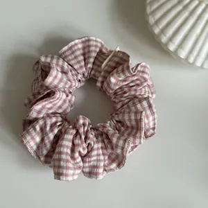 Primer plano de un coletero de cuadros rosas con elegantes detalles de bordes prensados