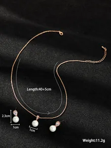 Detail van elegante roségouden parelketting en oorbellen sieradenset voor bruiloften