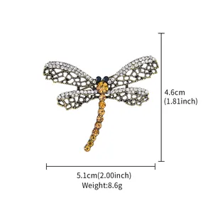 Primo piano che mostra dimensioni e peso di questa spilla a libellula con strass ambra