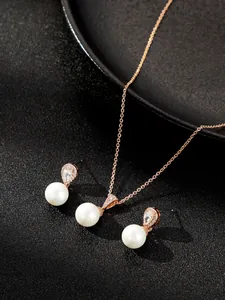 Elegante parel sieradenset met roségouden ketting en druppelvormige oorknopjes voor bruiloften