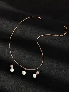 Detail van elegante parelketting en oorbellen set in roségoud met schitterende zirkonia