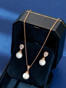 Elegante roségouden parel sieradenset met zirkoon ketting en bijpassende oorbellen.