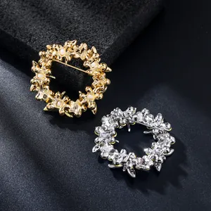 Vista posteriore dettagliata delle spille a corona con strass in oro e argento