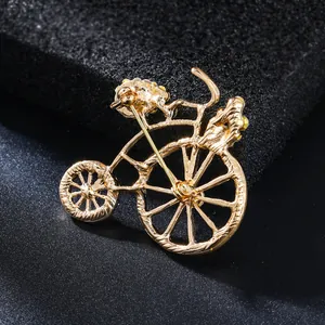 Dettaglio del solido meccanismo a spilla sul retro della spilla a forma di bicicletta