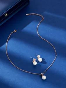 Elegante parelketting en oorbellen set in roségoud met fonkelende zirkonia steentjes