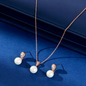 Elegante roségouden sieradenset met parels en zirkonia ketting en bijpassende oorbellen