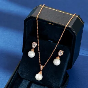 Elegante sieradenset met schelpparels en zirkonia in een luxe geschenkverpakking.