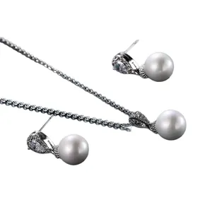 Elegante parel sieradenset met zirkonia ketting en oorknopjes voor bruiloften en feesten.