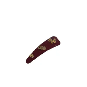 Elegante rode stoffen haarclip met gouden honden- en kroonbedeltjes voor vrouwen
