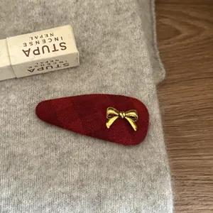 Pasador de pelo retro a cuadros rojos con un delicado lazo dorado para niñas elegantes