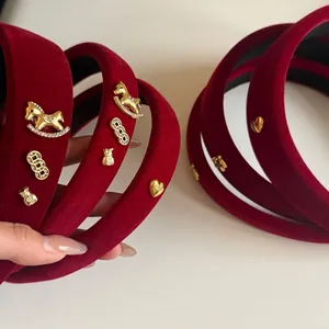 Serre-tête Rembourré en Velours Rouge Vintage pour Femmes Pendentif Cœur et Poney en Métal Doré Accessoires Cheveux