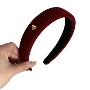 Serre-tête en velours rouge vintage avec breloque cœur doré et style surélevé