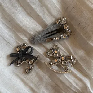 Gros plan de barrettes à cheveux chien en strass gris avec détails de ruban