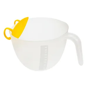 Large 900ml plastic measuring cup with yellow strainer for egg beating and kitchen use