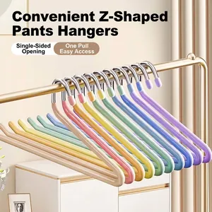 Antislip regenboog Z-vormige broekhangers voor ruimtebesparende kledingkastopslag.