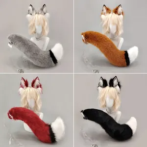Vierkleurige pluche wolfsoren en staart set voor cosplay en anime evenementen.
