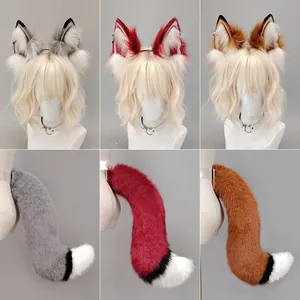 Set van hoofdband met wolfsoren en pluche staart voor cosplay in grijs, rood en bruin.