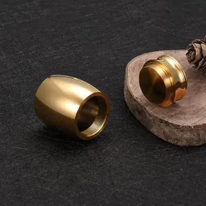 Detailansicht der goldfarbenen Tierurne aus Messing mit sicherem Gewindedeckel-Design
