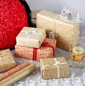 Detail van retro kraft inpakpapier met hart- en liefdespatronen op geschenkdozen.