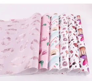 Rouleaux de papier cadeau assortis avec motifs floraux roses et cœurs pour bricolage