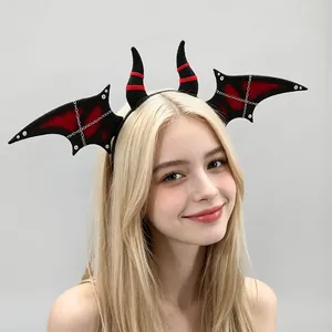 Λεπτομερής προβολή της κορδέλας Halloween με κέρατα διαβόλου και φτερά νυχτερίδας