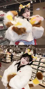 Nahaufnahme des flauschigen Calico-Katzen-Cosplay-Sets inklusive Ohren und Pfoten.