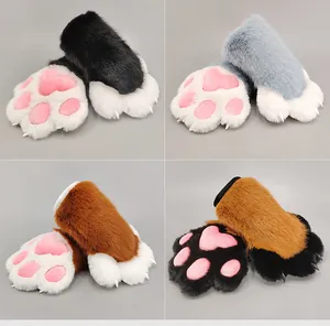 Detailansicht von Plüsch-Fursuit-Katzenpfoten in vier Farbkombinationen für Cosplay-Auftritte