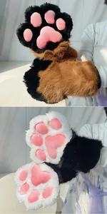 Detailansicht von professionellen Fursuit-Katzenpfotenhandschuhen mit rosa Polstern