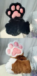Hochwertige Detailansicht von flauschigen Katzenpfoten-Fursuit-Handschuhen in Rosa
