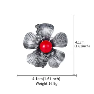 Makro-Detailansicht einer Vintage-Silberblumenbrosche mit roter Perle und Maßen