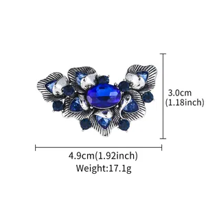 Brosche im Vintage-Stil aus Altsilber mit blauen Kristallen, Maße 4,9 cm x 3,0 cm