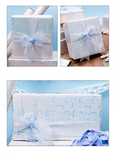 Detail van blauw iriserend inpakpapier met honingraatpatronen en letterpatronen.