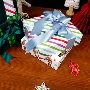 Festliches Weihnachtsgeschenkpapier mit Nussknacker- und bunten Streifenmustern auf Boxen