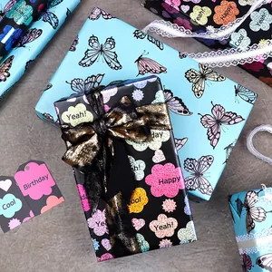 Carta regalo laser leopardata con farfalle e testo Happy Birthday creativo