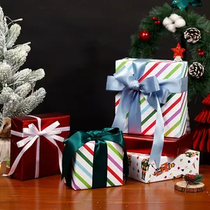 Festliches Weihnachtsgeschenkpapier-Set mit Streifen und Nussknacker-Motiven mit Band