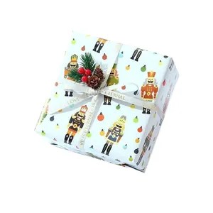 Elegantes Nußknacker Weihnachtsgeschenkpapier mit Schleife und Tannenzapfen Dekoration