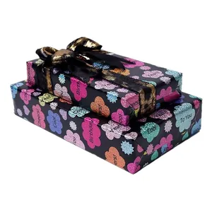 Carta regalo laser creativa con motivi colorati e fiocco a nastro con stampa leopardata