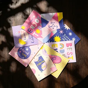 Primer plano de tarjetas de felicitación estilo dopamina con varias bendiciones de oro