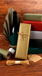 Dettaglio di rotoli di carta regalo kraft opaca premium con spago di iuta ed etichette.
