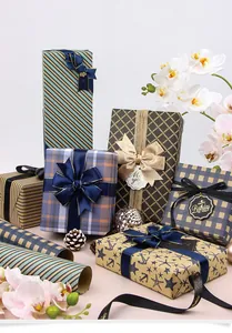 Auswahl an Retro-Kraft-Geschenkpapieren mit blauen Karos und Streifen
